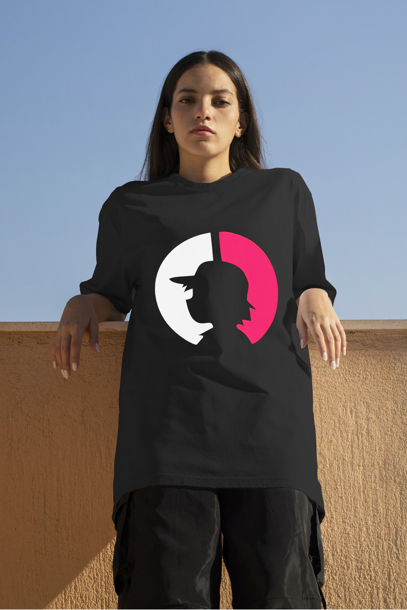 Remera: Silueta Sobre Pokebola Memoestampados - Imagen 2
