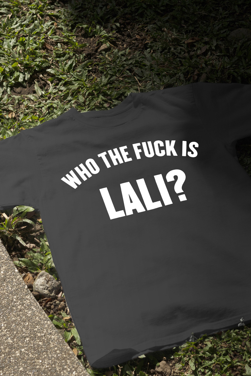 Remera: Who The Fxxk Is Lali 01 Memoestampados - Imagen 6