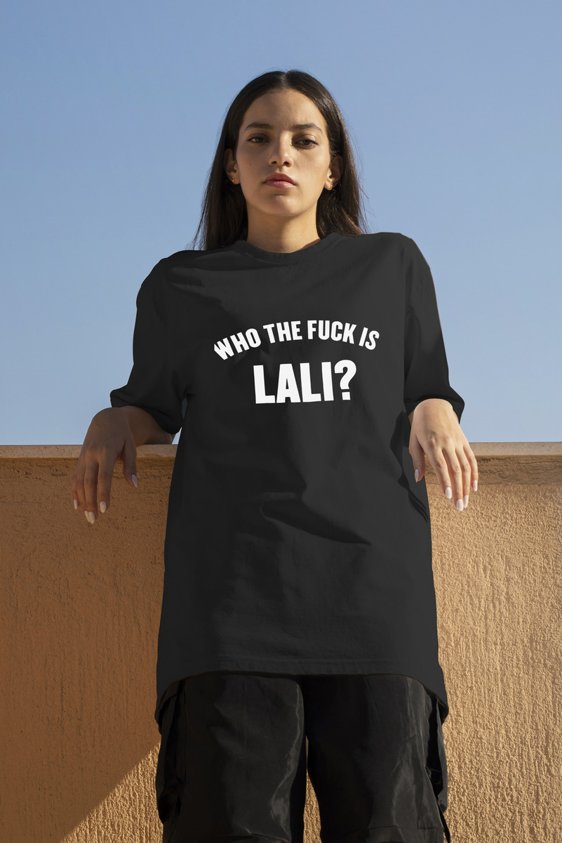 Remera: Who The Fxxk Is Lali 01 Memoestampados - Imagen 5
