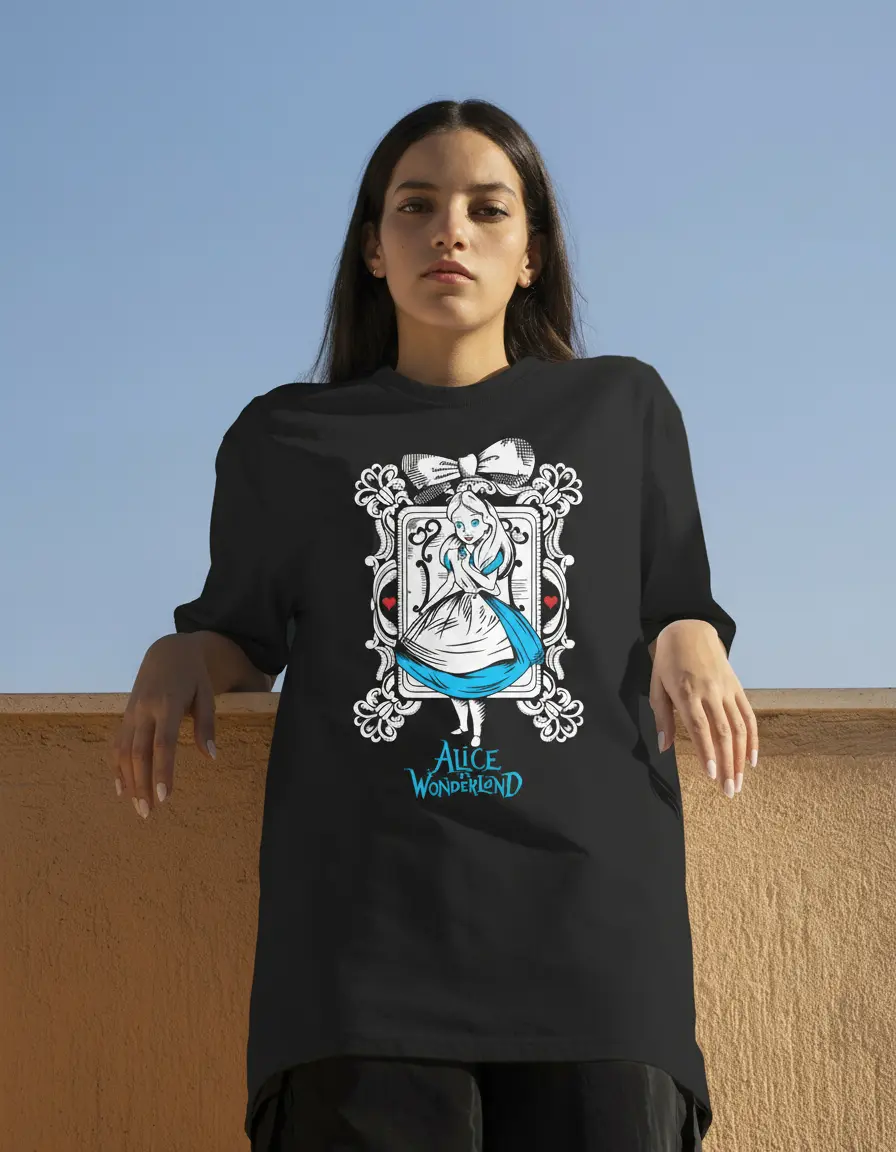 D_820901-MLU97840206958_112025-O.jpg Remera: Alice In Wonderland